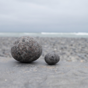 Kugelsteine am Strand in Lima
