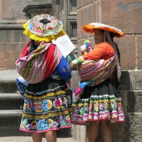 Peruanische Frauen in Trachten