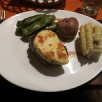 Rindsmedaillon mit Käse und Mais im Restaurant La Casona in La Paz, Bolivien