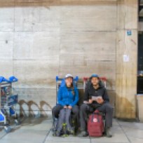 Zwei Traveler beim Warten am Flughafen von Buenos Aires
