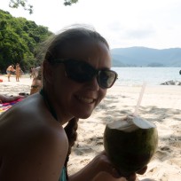 Frische Kokosnuss trinken