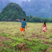 Laotische Kinder auf dem Feld