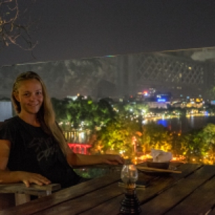 Fränzi beim Essen über den Dächern von Hanoi