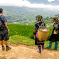Dani geniesst die Aussicht begleitet von zwei Hmong Frauen